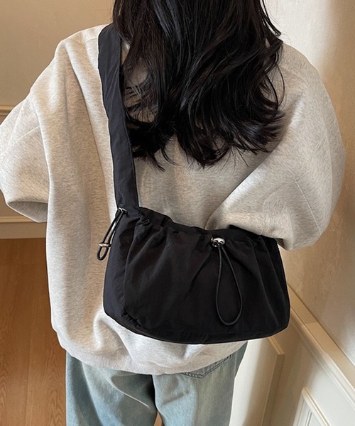 WESTSEA(ウエストシー)の「軽量ナイロン ドローコードポケット スクエアショルダーバッグ(ショルダーバッグ・レディース・ブラック/ベージュ・FREE)」の3枚目の写真