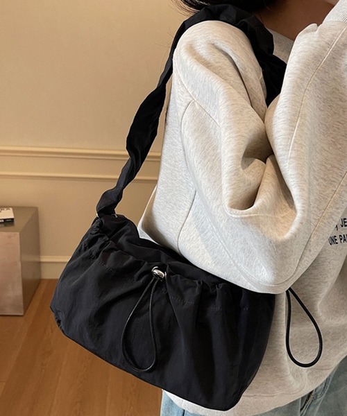 WESTSEA(ウエストシー)の「軽量ナイロン ドローコードポケット スクエアショルダーバッグ(ショルダーバッグ・レディース・ブラック/ベージュ・FREE)」の5枚目の写真