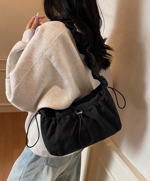 WESTSEA(ウエストシー)の「軽量ナイロン ドローコードポケット スクエアショルダーバッグ(ショルダーバッグ・レディース・ブラック/ベージュ・FREE)」の6枚目の写真