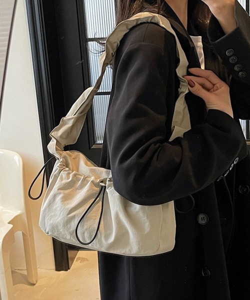 WESTSEA(ウエストシー)の「軽量ナイロン ドローコードポケット スクエアショルダーバッグ(ショルダーバッグ・レディース・ブラック/ベージュ・FREE)」の8枚目の写真