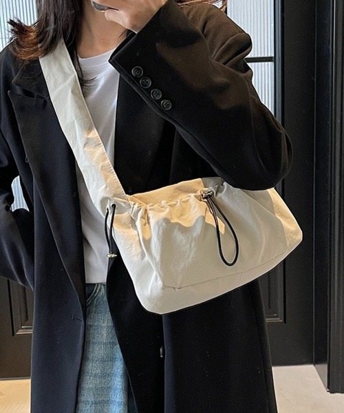 WESTSEA(ウエストシー)の「軽量ナイロン ドローコードポケット スクエアショルダーバッグ(ショルダーバッグ・レディース・ブラック/ベージュ・FREE)」の10枚目の写真