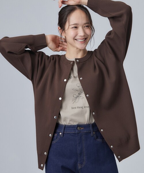 SHOO・LA・RUE(シューラルー)の「【セットアップ可/洗濯機可】軽やかに羽織れる スポンディッシュ ニットカーディガン(カーディガン/ボレロ・レディース・グレー/ブラック/ダークブラウン/ナチュラル/ボルドー/ブルー系その他・01/02/03)」の3枚目の写真
