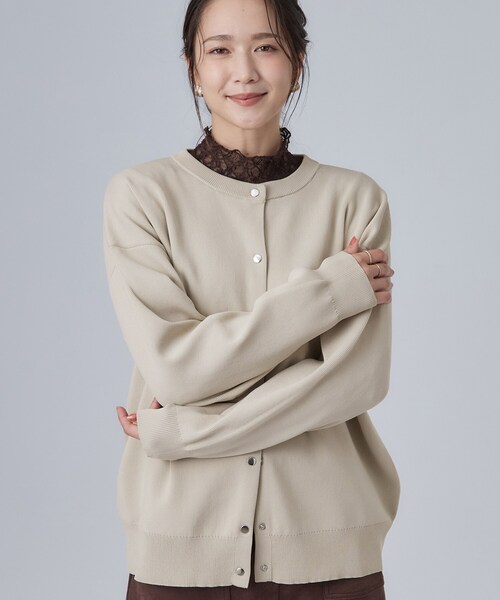 SHOO・LA・RUE(シューラルー)の「【セットアップ可/洗濯機可】軽やかに羽織れる スポンディッシュ ニットカーディガン(カーディガン/ボレロ・レディース・グレー/ブラック/ダークブラウン/ナチュラル/ボルドー/ブルー系その他・01/02/03)」の4枚目の写真