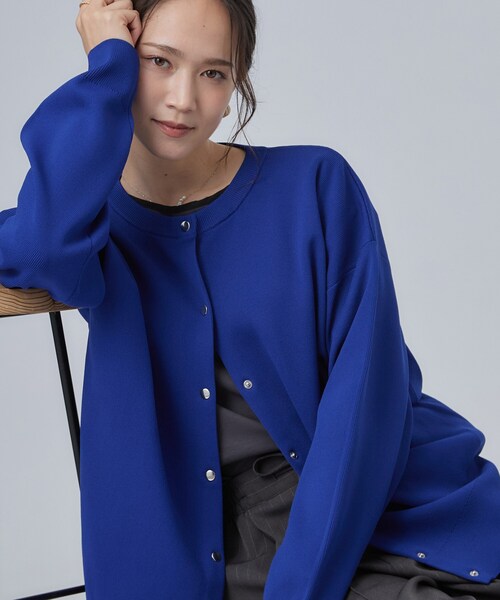 SHOO・LA・RUE(シューラルー)の「【セットアップ可/洗濯機可】軽やかに羽織れる スポンディッシュ ニットカーディガン(カーディガン/ボレロ・レディース・グレー/ブラック/ダークブラウン/ナチュラル/ボルドー/ブルー系その他・01/02/03)」の5枚目の写真