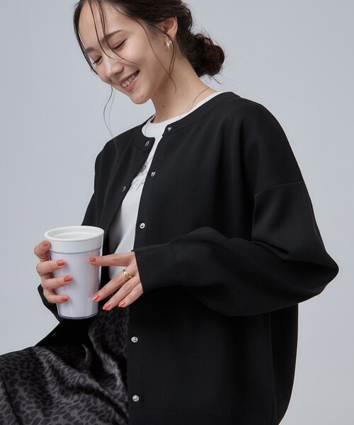 SHOO・LA・RUE(シューラルー)の「【セットアップ可/洗濯機可】軽やかに羽織れる スポンディッシュ ニットカーディガン(カーディガン/ボレロ・レディース・グレー/ブラック/ダークブラウン/ナチュラル/ボルドー/ブルー系その他・01/02/03)」の2枚目の写真