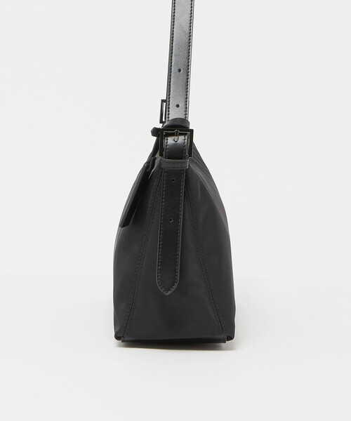 UNITED ARROWS(ユナイテッドアローズ)の「ナイロン ミドル ショルダーバッグ(ショルダーバッグ・レディース・ブラック・FREE)」の7枚目の写真