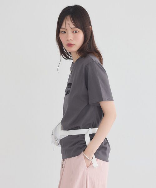 earth music&ecology(アースミュージックアンドエコロジー)の「フロッキープリントTシャツ(Tシャツ/カットソー・レディース・チャコールグレー/オフホワイト/ピンク・FREE)」の7枚目の写真