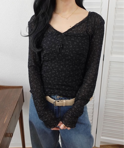 unnu（ユヌ）の「小花柄フロントギャザー ロングスリーブトップス（Tシャツ/カットソー・レディース・ブラック/ホワイト・F）」の2枚目の写真
