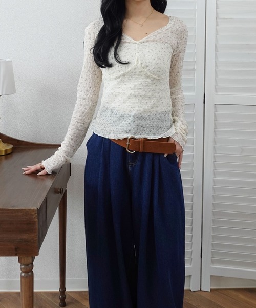 unnu（ユヌ）の「小花柄フロントギャザー ロングスリーブトップス（Tシャツ/カットソー・レディース・ブラック/ホワイト・F）」の10枚目の写真