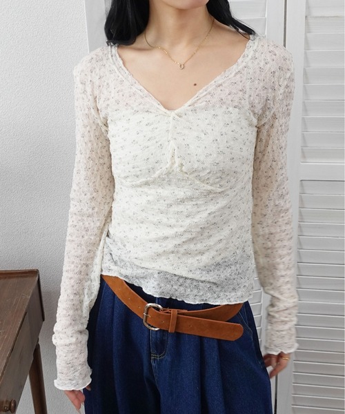 unnu（ユヌ）の「小花柄フロントギャザー ロングスリーブトップス（Tシャツ/カットソー・レディース・ブラック/ホワイト・F）」の3枚目の写真