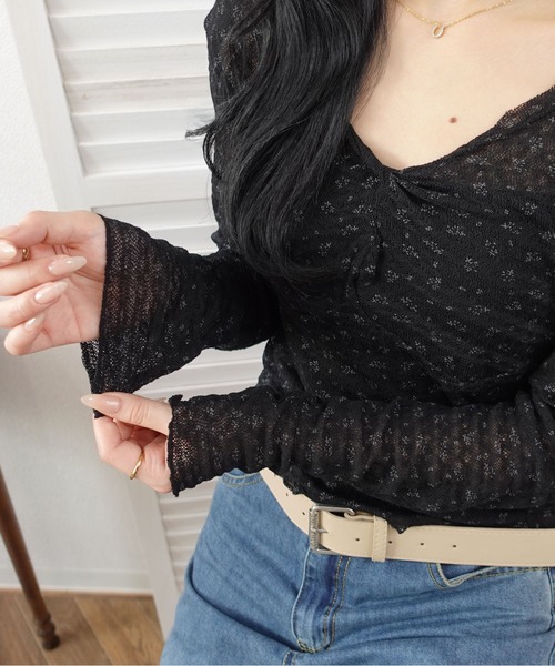 unnu（ユヌ）の「小花柄フロントギャザー ロングスリーブトップス（Tシャツ/カットソー・レディース・ブラック/ホワイト・F）」の7枚目の写真
