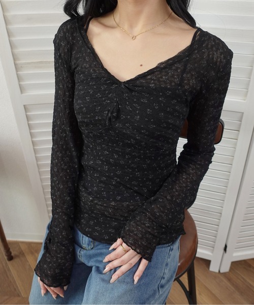 unnu（ユヌ）の「小花柄フロントギャザー ロングスリーブトップス（Tシャツ/カットソー・レディース・ブラック/ホワイト・F）」の8枚目の写真