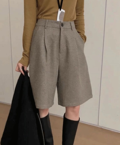 deux amour(ドゥーザムール)の「タック入りワイドハーフパンツ(その他パンツ・レディース・ベージュ/チャコールグレー・LARGE/MEDIUM)」の1枚目の写真