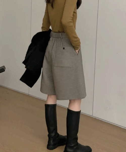 deux amour(ドゥーザムール)の「タック入りワイドハーフパンツ(その他パンツ・レディース・ベージュ/チャコールグレー・LARGE/MEDIUM)」の11枚目の写真