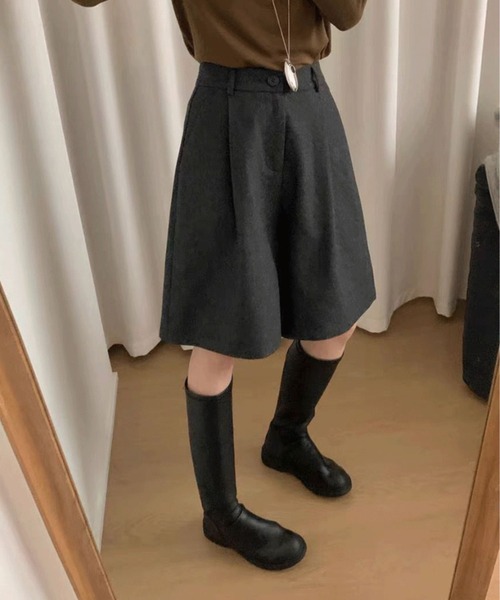 deux amour(ドゥーザムール)の「タック入りワイドハーフパンツ(その他パンツ・レディース・ベージュ/チャコールグレー・LARGE/MEDIUM)」の7枚目の写真