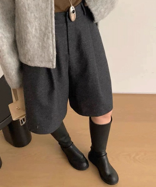 deux amour(ドゥーザムール)の「タック入りワイドハーフパンツ(その他パンツ・レディース・ベージュ/チャコールグレー・LARGE/MEDIUM)」の4枚目の写真