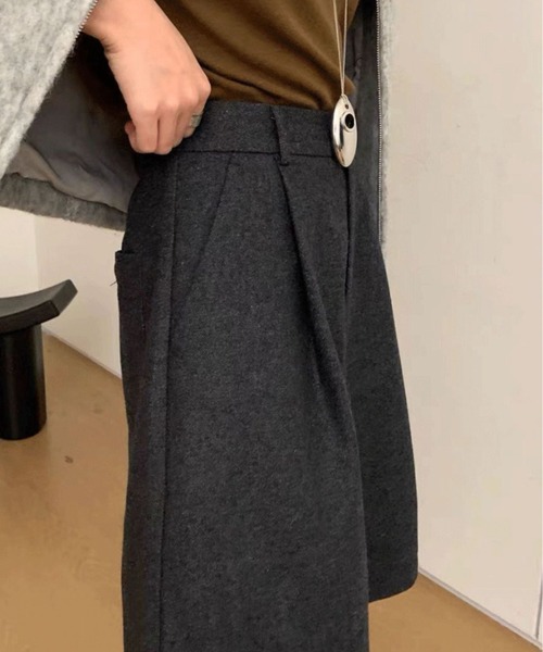 deux amour(ドゥーザムール)の「タック入りワイドハーフパンツ(その他パンツ・レディース・ベージュ/チャコールグレー・LARGE/MEDIUM)」の3枚目の写真
