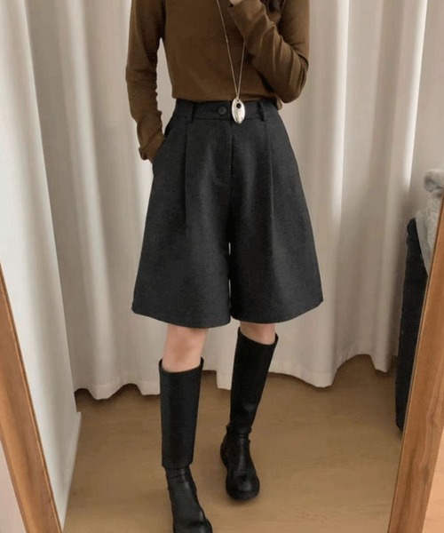 deux amour(ドゥーザムール)の「タック入りワイドハーフパンツ(その他パンツ・レディース・ベージュ/チャコールグレー・LARGE/MEDIUM)」の5枚目の写真