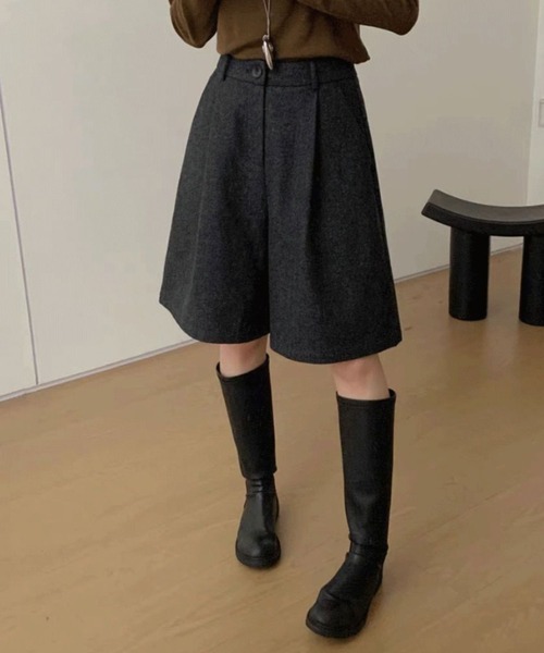 deux amour(ドゥーザムール)の「タック入りワイドハーフパンツ(その他パンツ・レディース・ベージュ/チャコールグレー・LARGE/MEDIUM)」の6枚目の写真