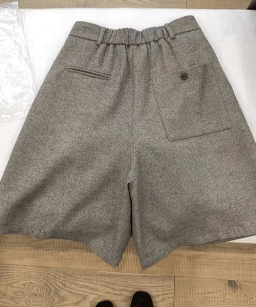 deux amour(ドゥーザムール)の「タック入りワイドハーフパンツ(その他パンツ・レディース・ベージュ/チャコールグレー・LARGE/MEDIUM)」の15枚目の写真