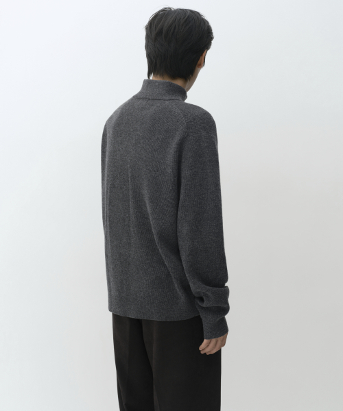 MUSINSA STANDARD（ムシンサスタンダード）の「[ビクトリアウール] ミニマルリブクォーターハウスウェター [ミディアムグレー]（ニット/セーター・メンズ・その他・MEDIUM/LARGE/X-LARGE/2XL）」の3枚目の写真