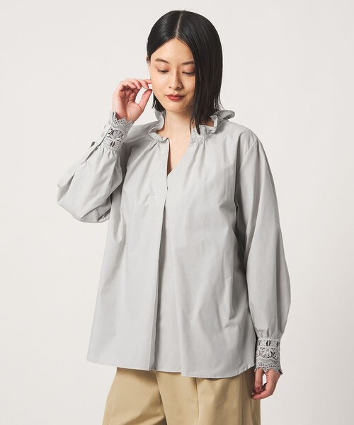 A DAY IN THE LIFE UNITED ARROWS(アデイインザライフユナイテッドアローズ)の「レースカフ フリルネックブラウス <A DAY IN THE LIFE>(シャツ/ブラウス・レディース・ライトグレー/ネイビー/オリーブ・FREE)」の1枚目の写真