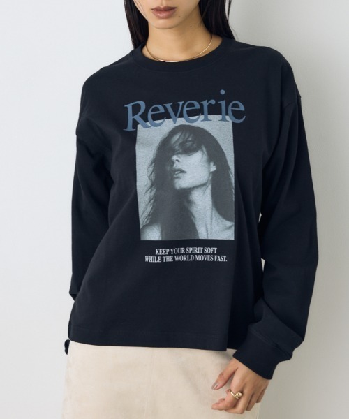 AZUL by moussy(アズールバイマウジー)の「フォトプリントロンT 秋服 冬服 春服 長袖 ロゴT プリントT(Tシャツ/カットソー・レディース・ブラック/オフホワイト・FREE)」の2枚目の写真