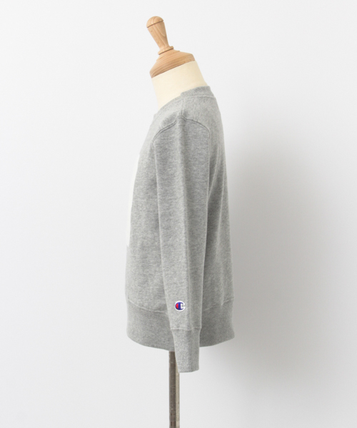 Champion（チャンピオン）の「Champion×DOORS　ロゴパッチワークプルオーバー（スウェット・キッズ・グレー/ネイビー・120/90/105/135）」の4枚目の写真