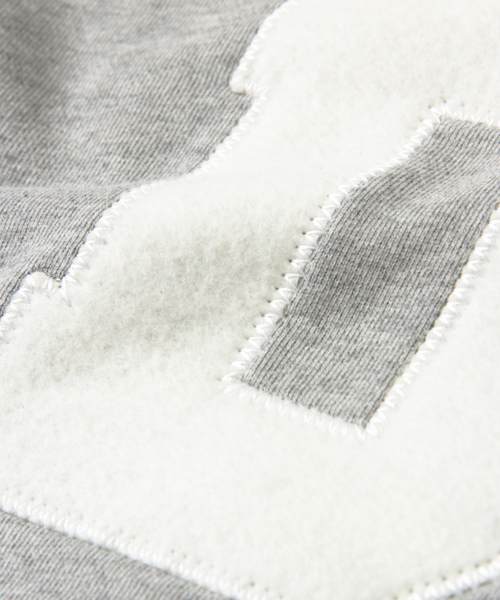 Champion（チャンピオン）の「Champion×DOORS　ロゴパッチワークプルオーバー（スウェット・キッズ・グレー/ネイビー・120/90/105/135）」の5枚目の写真