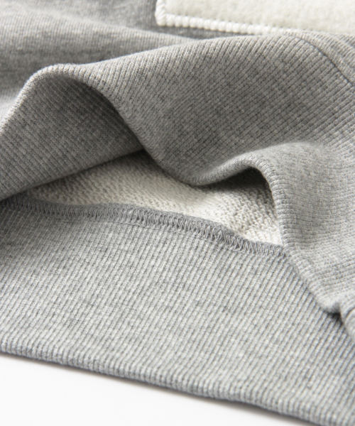 Champion（チャンピオン）の「Champion×DOORS　ロゴパッチワークプルオーバー（スウェット・キッズ・グレー/ネイビー・120/90/105/135）」の6枚目の写真