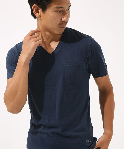 AZUL by moussy（アズールバイマウジー）の「カットオフVネック半袖T（Tシャツ/カットソー・メンズ・ブラック/ネイビー/オレンジ/ホワイト・SMALL/MEDIUM/X-LARGE/LARGE/X-SMALL）」の4枚目の写真