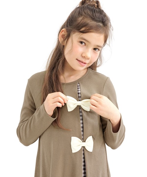 Bee des Bee（ビーデスビー）の「ダブルリボンワンピース（ワンピース・キッズ・ワイン/ブラック/ピンク/テラコッタ/ベージュ/ブラウン/ラベンダー/ネイビー/グレイッシュベージュ/パープル/グレー/アイボリー/ピンク系/パープル系その他/ベージュ系/サックスブルー/ライトベージュ/カーキオリーブ/ミント/ブラウン系2/ブラック系/ピンク系1/ブラック系2/ブラウン系・150cm/120cm/130cm/140cm/100cm/110cm）」の9枚目の写真