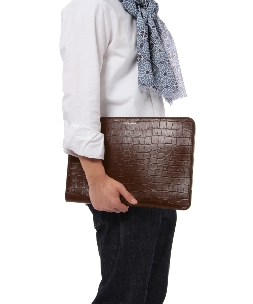 UNITED ARROWS(ユナイテッドアローズ)の「BOW&ARROWS STAMP CLUCH(クラッチバッグ・メンズ・ブラック/ダークブラウン・フリー)」の9枚目の写真