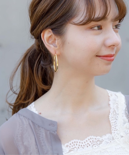 flower（フラワー）の「オーバルフープピアス（ピアス（片耳用）・レディース・シルバー/ゴールド・FREE）」の2枚目の写真