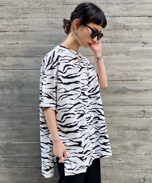 PAGEBOY（ページボーイ）の「ハイネックBIGTシャツ（Tシャツ/カットソー・レディース・チャコールグレー/オフホワイト/ライム/ゼブラ/グレイッシュベージュ・FREE）」の5枚目の写真