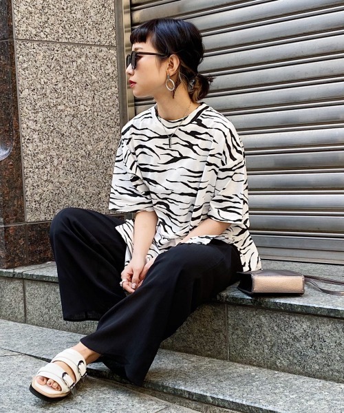 PAGEBOY（ページボーイ）の「ハイネックBIGTシャツ（Tシャツ/カットソー・レディース・チャコールグレー/オフホワイト/ライム/ゼブラ/グレイッシュベージュ・FREE）」の18枚目の写真