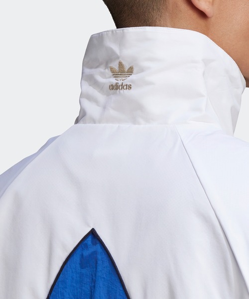 adidas（アディダス）の「ビッグ トレフォイル ウーブン