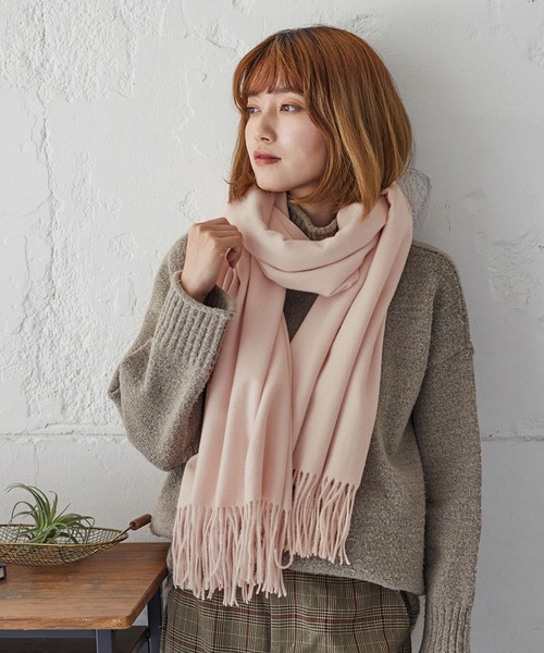 VitaFelice（ヴィータフェリーチェ）の「ソフトタッチ大判ストール マフラー（マフラー・レディース・グレー/サックスブルー/ライトグレー/ブラック/パープル/ベージュ系その他/オフホワイト/ベージュ/グリーン系その他/オレンジ系/ブラウン系/ピンク系/イエロー/ピンク系1/ブルー系/チャコール/ブルー系1/ボルドー・FREE）」の15枚目の写真