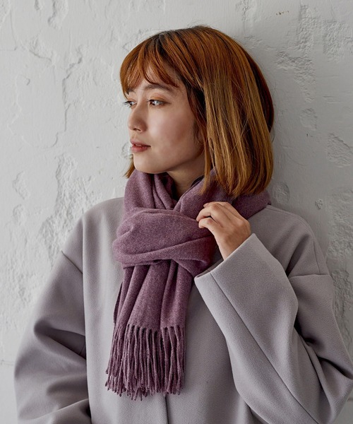 VitaFelice（ヴィータフェリーチェ）の「ソフトタッチ大判ストール マフラー（マフラー・レディース・グレー/サックスブルー/ライトグレー/ブラック/パープル/ベージュ系その他/オフホワイト/ベージュ/グリーン系その他/オレンジ系/ブラウン系/ピンク系/イエロー/ピンク系1/ブルー系/チャコール/ブルー系1/ボルドー・FREE）」の13枚目の写真