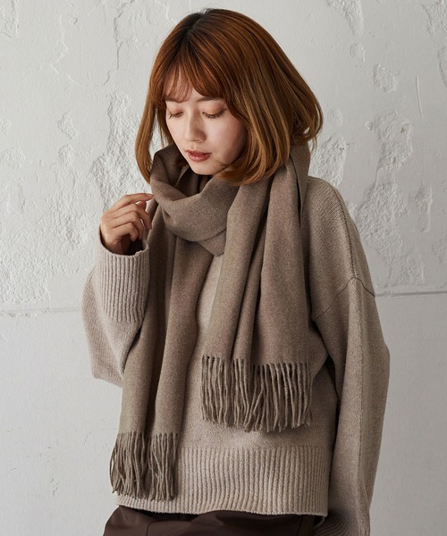 VitaFelice（ヴィータフェリーチェ）の「ソフトタッチ大判ストール マフラー（マフラー・レディース・グレー/サックスブルー/ライトグレー/ブラック/パープル/ベージュ系その他/オフホワイト/ベージュ/グリーン系その他/オレンジ系/ブラウン系/ピンク系/イエロー/ピンク系1/ブルー系/チャコール/ブルー系1/ボルドー・FREE）」の8枚目の写真