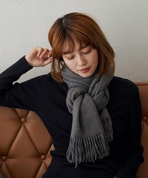 VitaFelice（ヴィータフェリーチェ）の「ソフトタッチ大判ストール マフラー（マフラー・レディース・グレー/サックスブルー/ライトグレー/ブラック/パープル/ベージュ系その他/オフホワイト/ベージュ/グリーン系その他/オレンジ系/ブラウン系/ピンク系/イエロー/ピンク系1/ブルー系/チャコール/ブルー系1/ボルドー・FREE）」の5枚目の写真