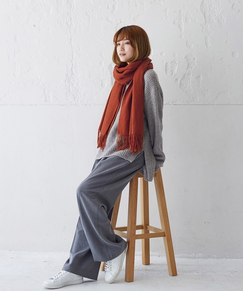 VitaFelice（ヴィータフェリーチェ）の「ソフトタッチ大判ストール マフラー（マフラー・レディース・グレー/サックスブルー/ライトグレー/ブラック/パープル/ベージュ系その他/オフホワイト/ベージュ/グリーン系その他/オレンジ系/ブラウン系/ピンク系/イエロー/ピンク系1/ブルー系/チャコール/ブルー系1/ボルドー・FREE）」の19枚目の写真