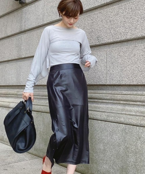 yukichi.(ユキチ)の「Cape design ensemble tops / yukichi.(Tシャツ/カットソー・レディース・グリーン/ブラック/ライトグレー・FREE)」の1枚目の写真