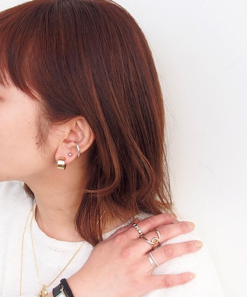 SALON（サロン）の「金具が目立たないシンプルミニフープイヤリング（イヤリング・レディース・ゴールド/シルバー・FREE）」の2枚目の写真