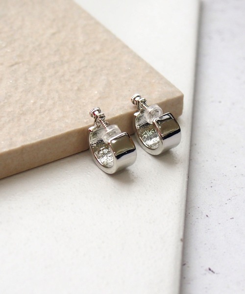 SALON（サロン）の「金具が目立たないシンプルミニフープイヤリング（イヤリング・レディース・ゴールド/シルバー・FREE）」の4枚目の写真