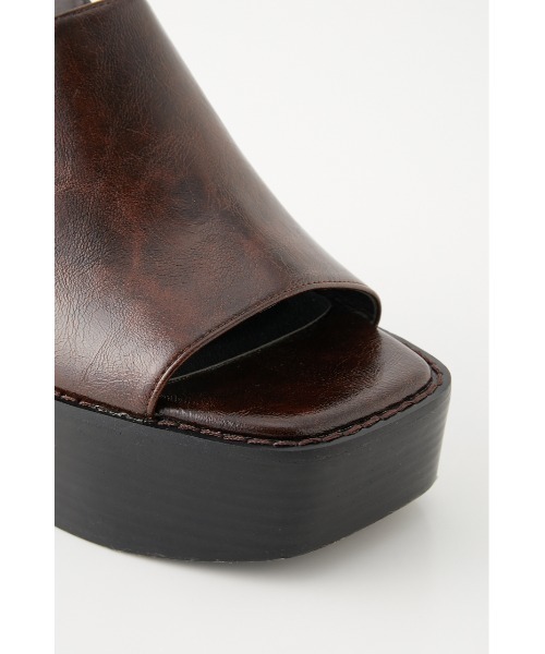 SLY（スライ）の「F LEATHER OIL COVERED SANDAL フェイクレザー サンダル（サンダル・レディース・ブラック/ブラウン・LARGE/MEDIUM/SMALL）」の4枚目の写真