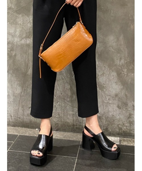 SLY（スライ）の「F LEATHER OIL COVERED SANDAL フェイクレザー サンダル（サンダル・レディース・ブラック/ブラウン・LARGE/MEDIUM/SMALL）」の19枚目の写真