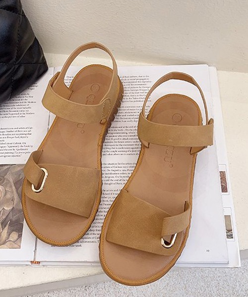 SMILE ORCHID（スマイルオーキッド）の「フェイクレザーストラップフラットサンダル（サンダル・レディース・ブラック/ブラウン/アイボリー・38/39/37）」の3枚目の写真