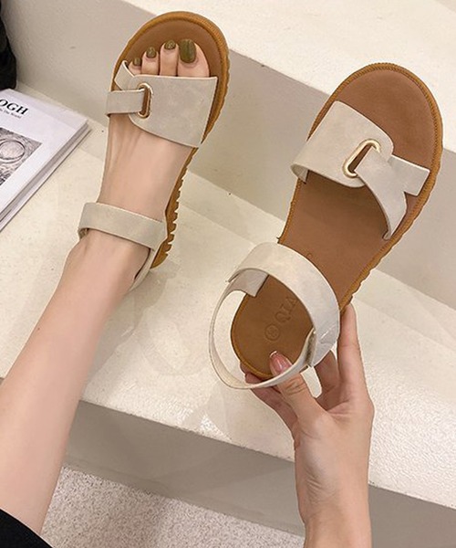 SMILE ORCHID（スマイルオーキッド）の「フェイクレザーストラップフラットサンダル（サンダル・レディース・ブラック/ブラウン/アイボリー・38/39/37）」の2枚目の写真