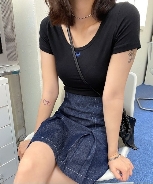 chuu(チュー)の「CHUU バタフライちびTシャツ(Tシャツ/カットソー・レディース・ホワイト/ブラック・FREE)」の2枚目の写真